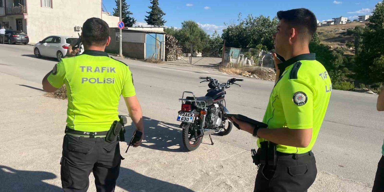 Besni'de motosiklet ile kamyonet çarpıştı: 1 yaralı