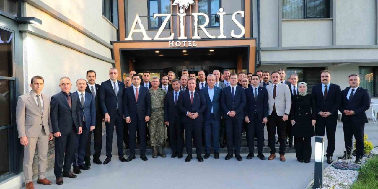 Tayini çıkan vali yardımcıları ve kaymakamlara veda yemeği