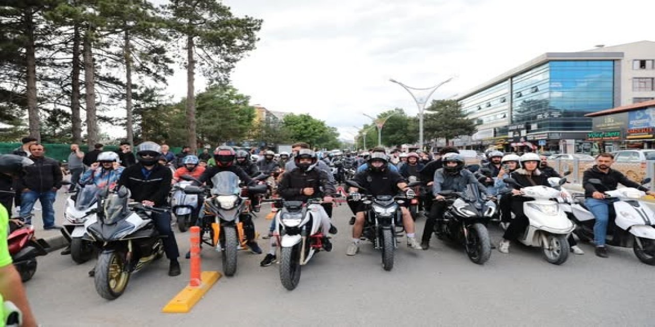 Erzincan’da motosiklet sürücülerine ücretsiz kask dağıtıldı