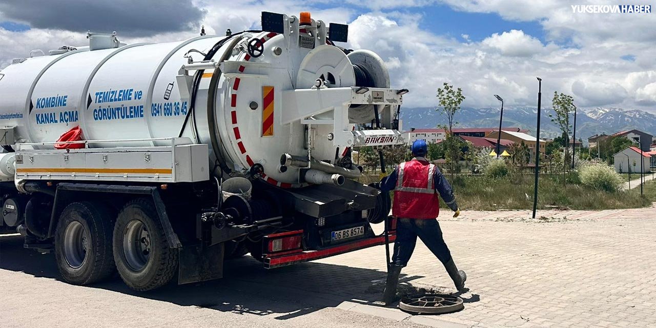 Yüksekova’da 5 noktada tıkanan kanalizasyon hatları temizlendi