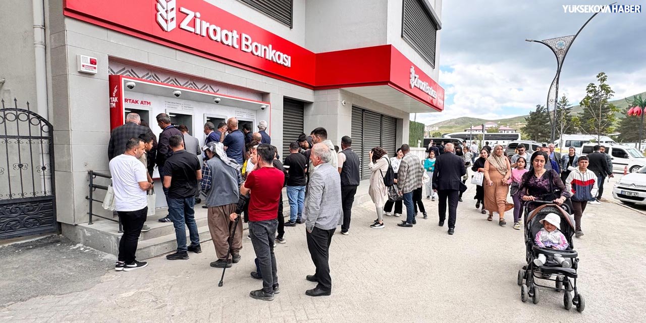 Yüksekova’daki ATM'lerde bayram kuyruğu