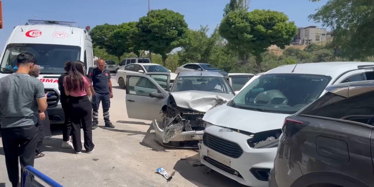 Besni’de iki otomobil çarpıştı: 3 yaralı