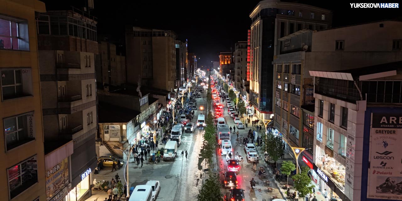 Yüksekova’da şehir merkezindeki bayram yoğunluğu gece yarısına kadar sürdü