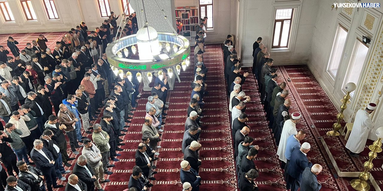 Yüksekova’da Bayram Sabahı: Vatandaşlar Bayram Namazında Buluştu