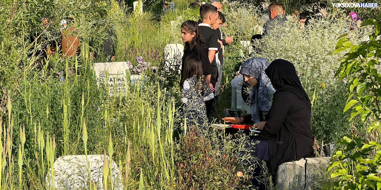 Yüksekova’da  bayramın ilk günü mezarlık ziyaretleriyle başladı