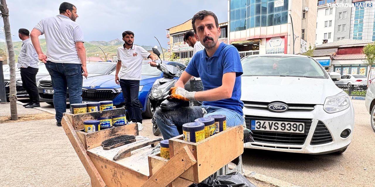 Bir fırça, bir köşe, bir bayram: Yüksekovalı ayakkabı boyacısının geçim nöbeti