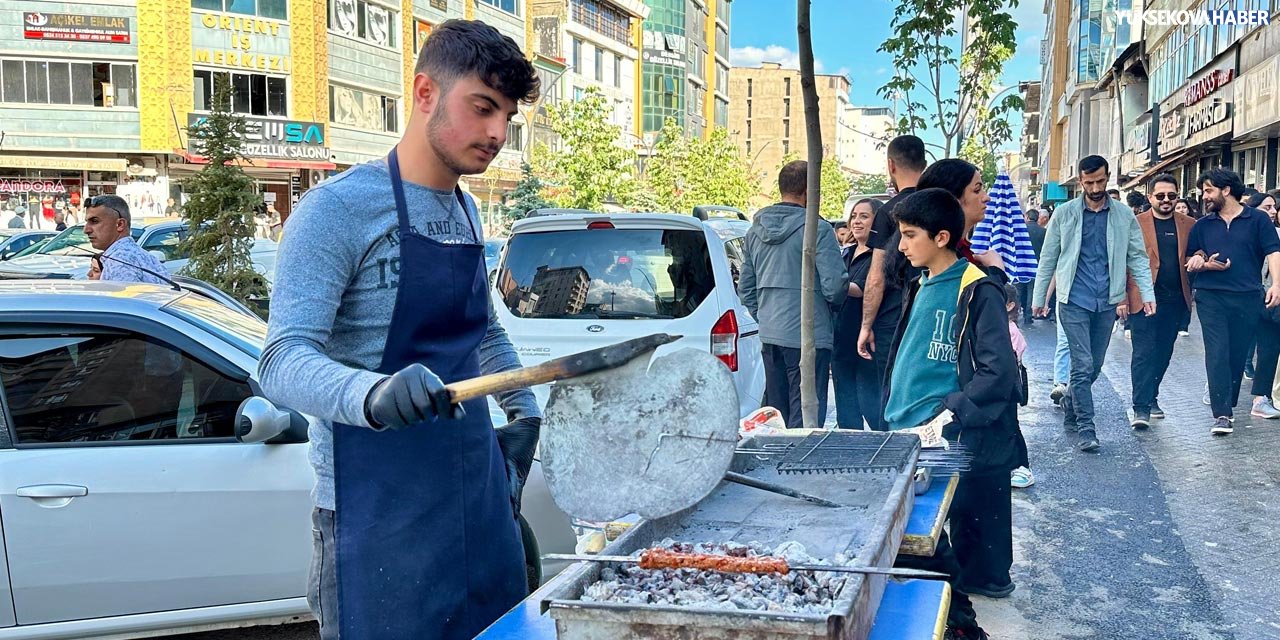 Bir el ateşte, bir göz gelecekte: Yüksekovalı Ferhat’ın geçim ve eğitim mücadelesi