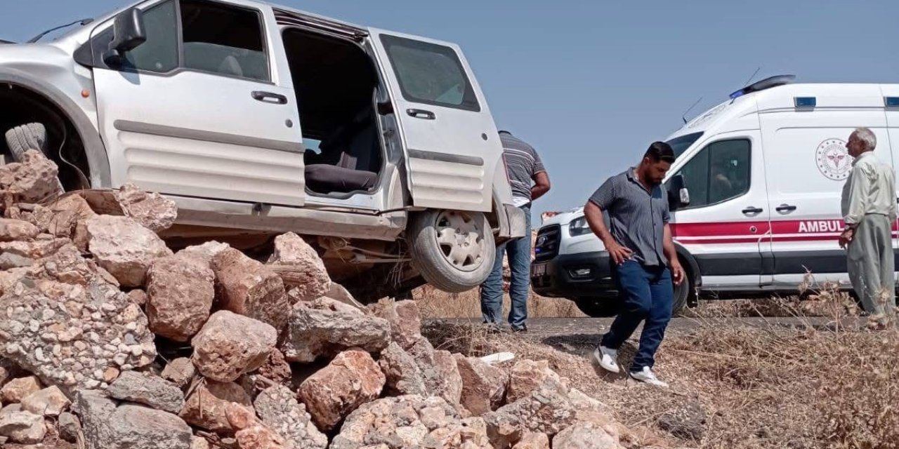 Hafif ticari araç kontrolden çıktı