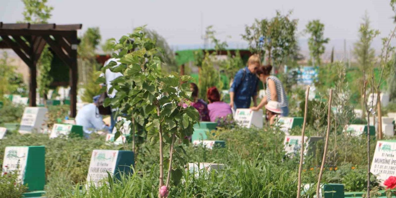 Yangında hayatını kaybeden anne ve 3 çocuğunun mezarı ziyaret ediliyor