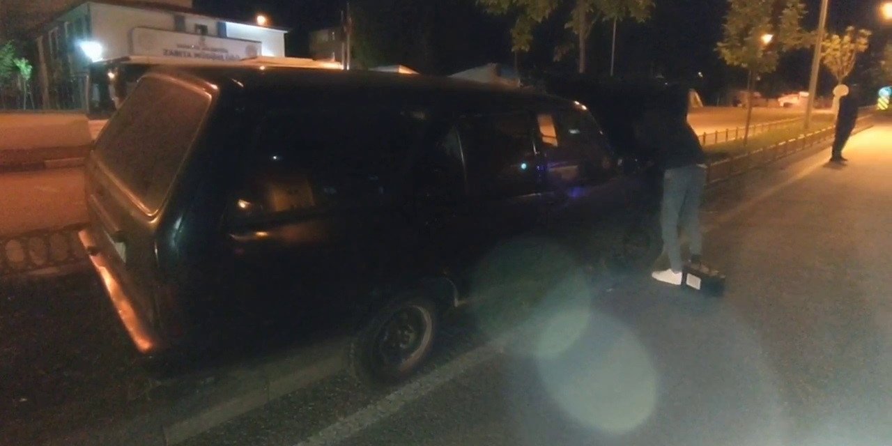 Yakutiye'de kıontrolden çıkan otomobil refüje çıktı