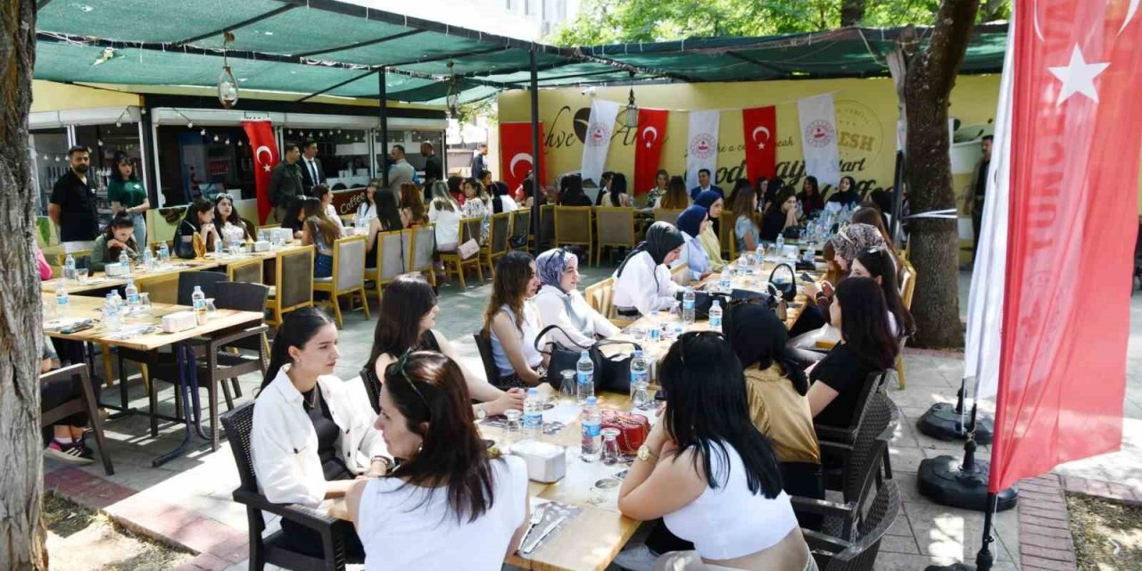 Tunceli Valisi Aygöl memleketine gidemeyen üniversitelilerle bir araya geldi