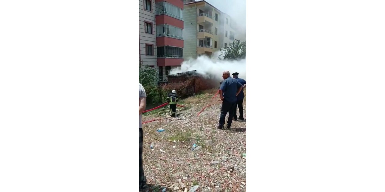 Elazığ’da odunluk yangını