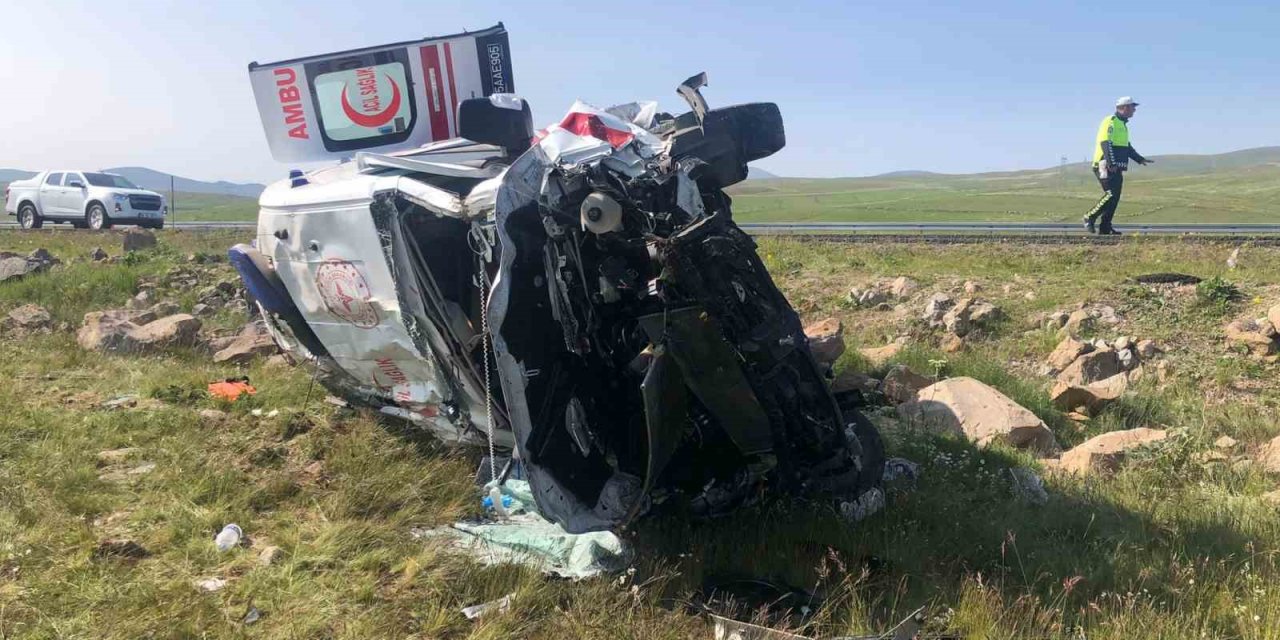 Ambulans şarampole uçtu: 1’i doktor 4 kişi yaralandı