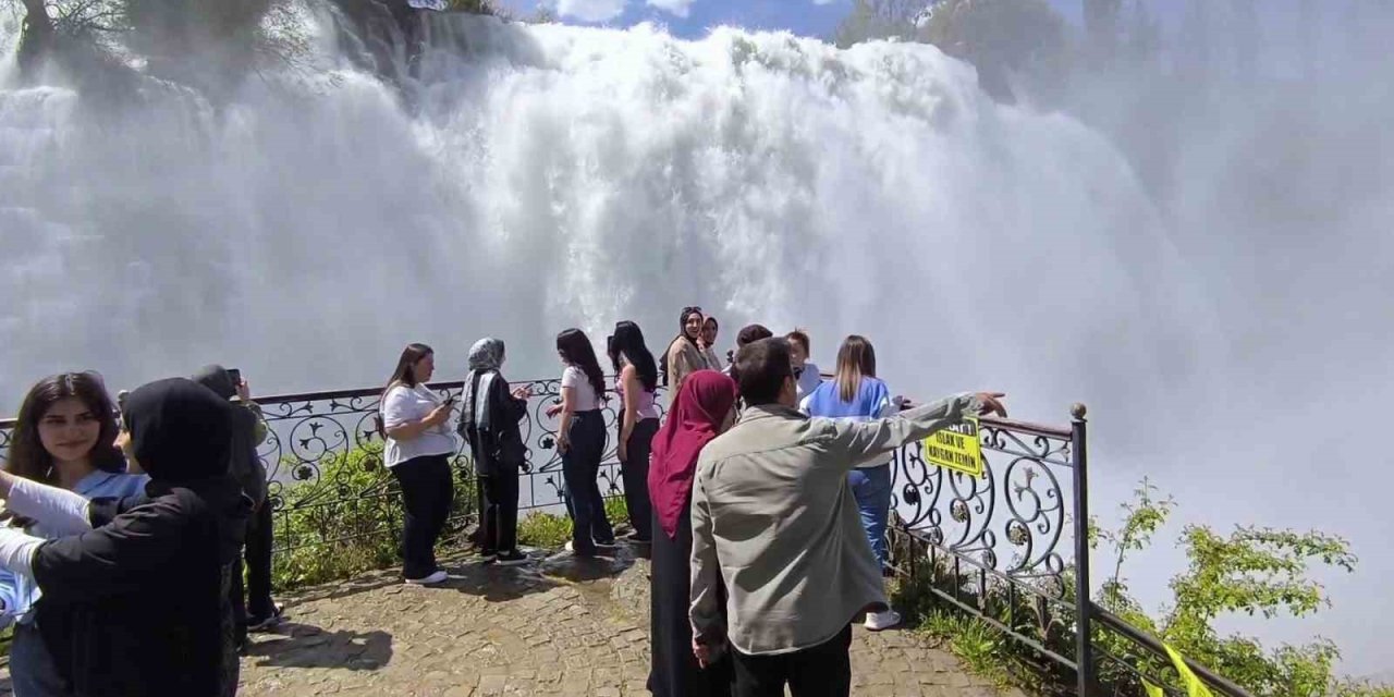 Erzurum'daki Tortum Şelalesi coştu, ziyaretçi akınına uğradı