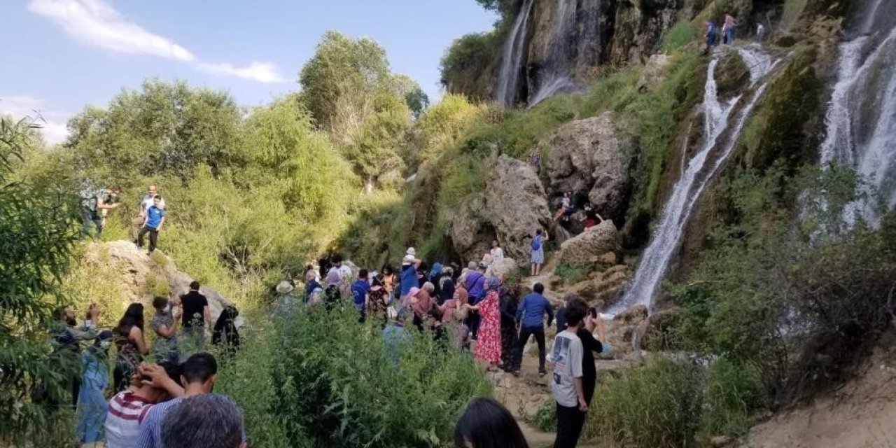 Girlevik Şelalesi’ne bayramda ziyaretçi akını