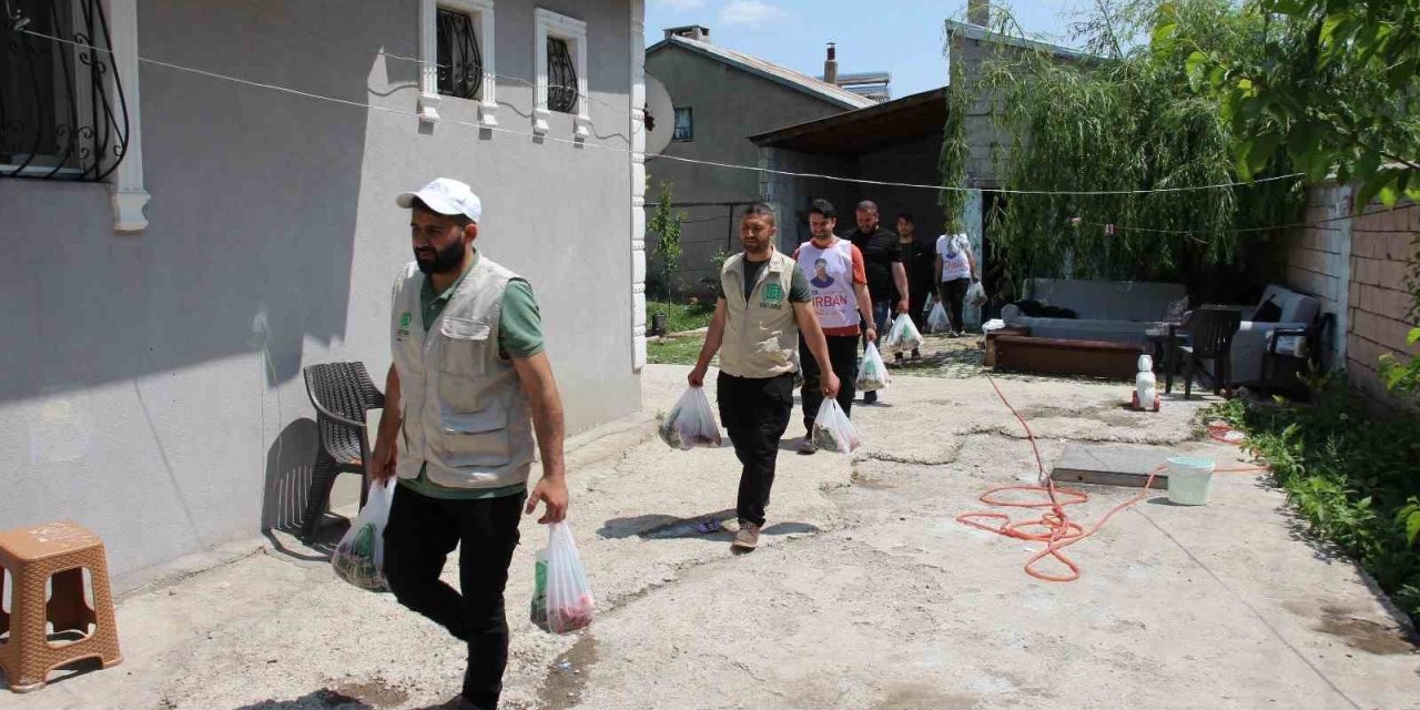 Umut Kervanı Ağrı Derneği yüzlerce aileye kurban eti dağıttı