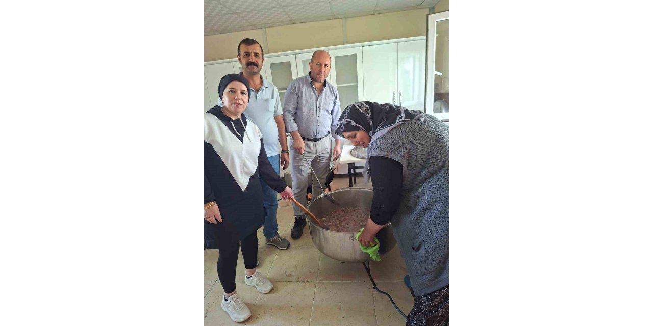 Topladıkları etleri üniversite öğrencilerine ikram ettiler