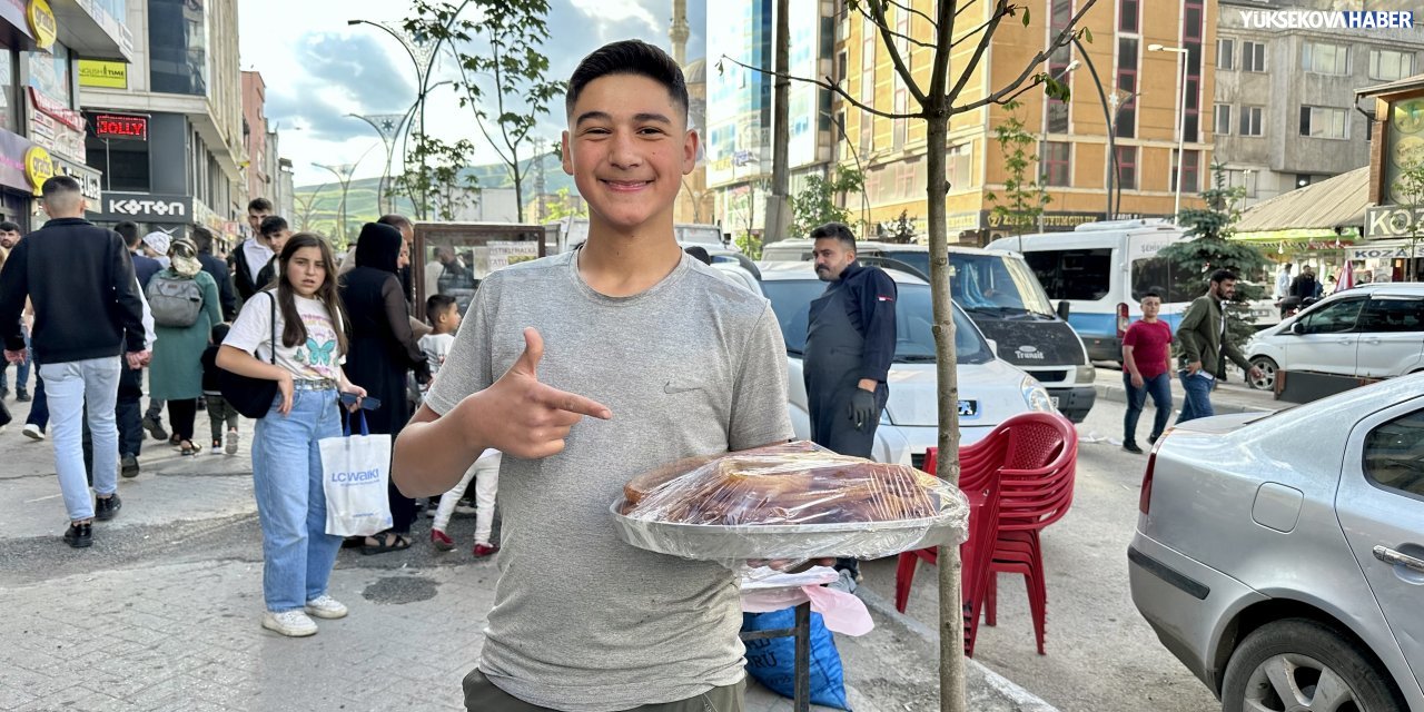 7 yıldır halka tatlı satarak ailesinin geçimini sağlıyor