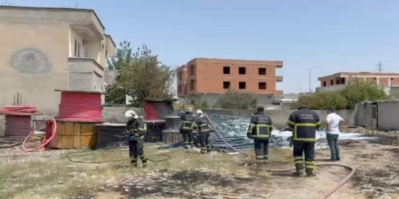Şantiye bahçesinde plastik malzemeler yandı