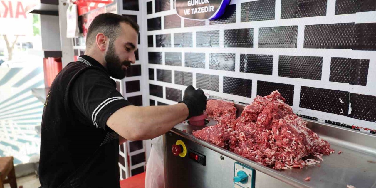 Elazığ'da kasapların kıyma mesaisi sürüyor