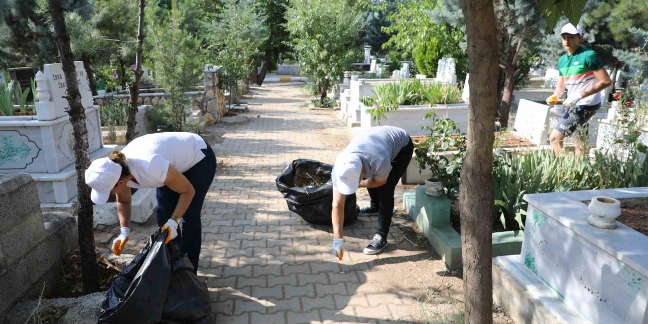 Diyarbakır’da mezarlıklarda bayram sonrası temizlik
