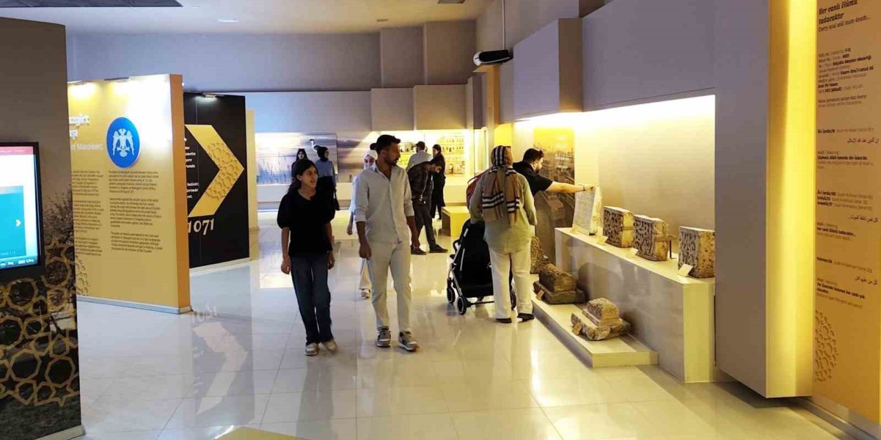 Ahlat Müzesi’nde bayram yoğunluğu yaşandı