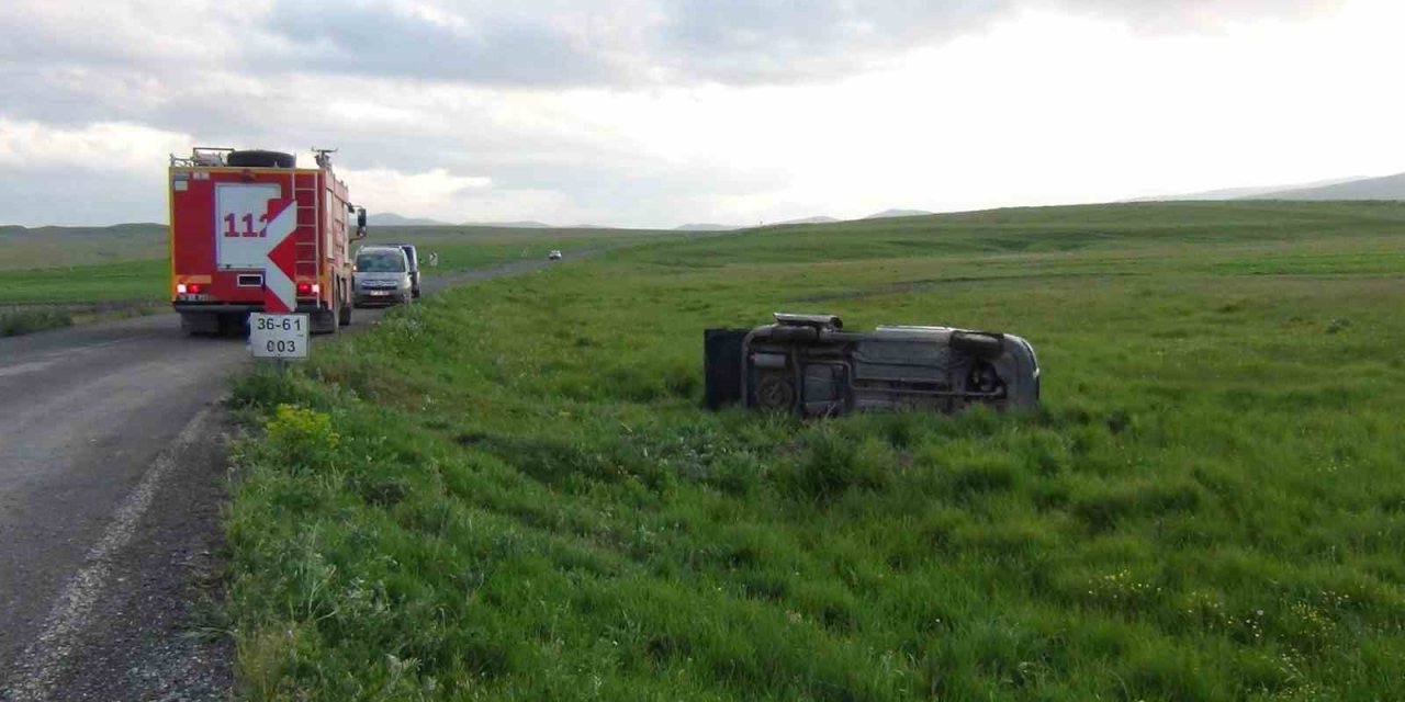 Kars’ta hafif ticari araç şarampole uçtu