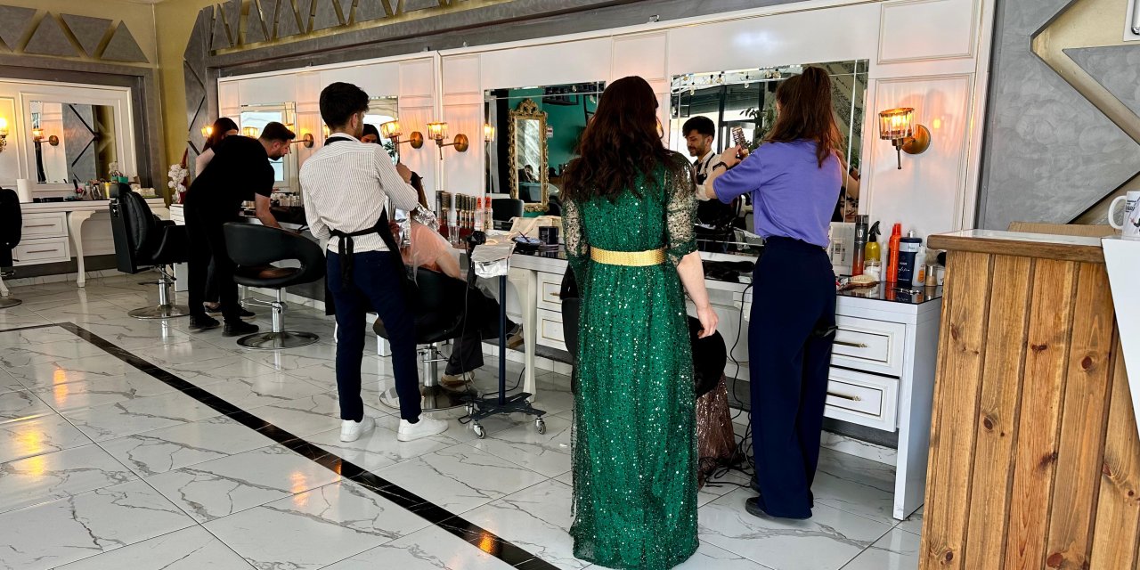 Yüksekova’da düğün sezonu kuaförlerde yoğunluk yarattı