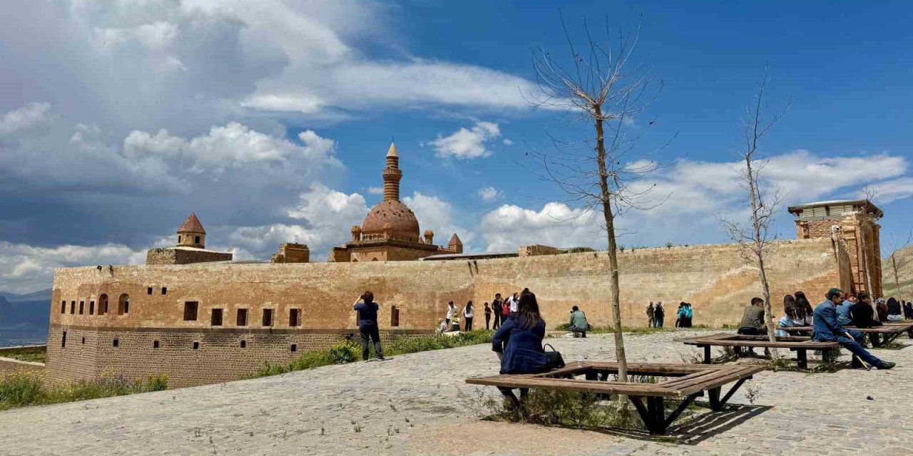 Tarihi İshak Paşa Sarayı'na ziyaretçilerden ilgi