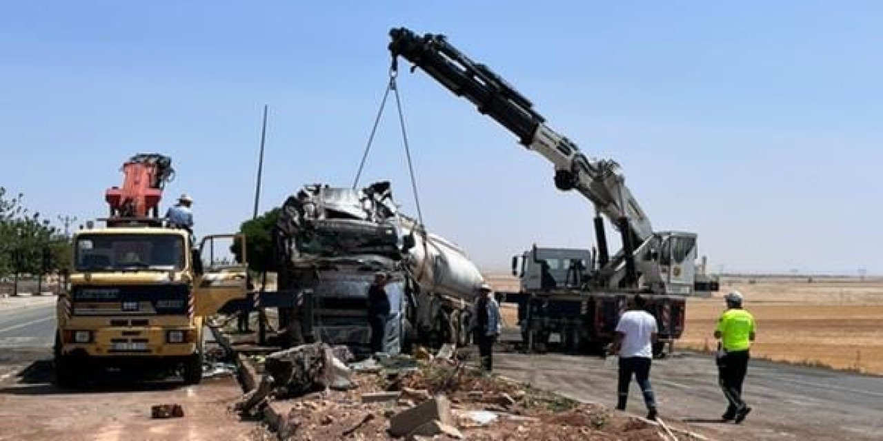 Hilvan'da yakıt tankeri devrildi: 1 yaralı