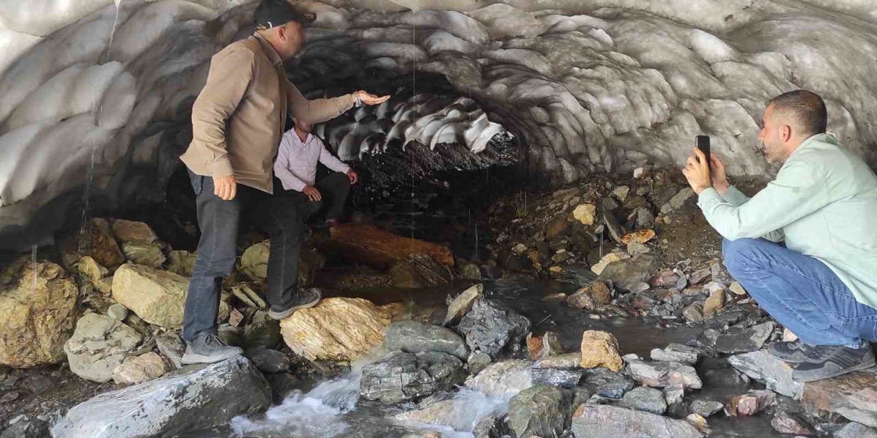 Sason'da sıcaktan bunalan vatandaşlar soluğu kar tünellerinde alıyor