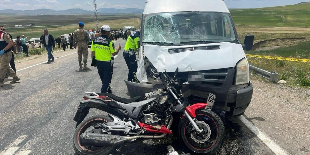 Van’da minibüs ile motosiklet çarpıştı: 2 ölü