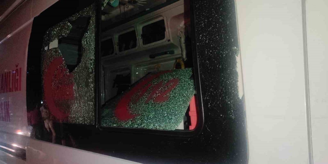2 ambulans akli dengesi yerinde olmayan şahıs tarafından taşlandı