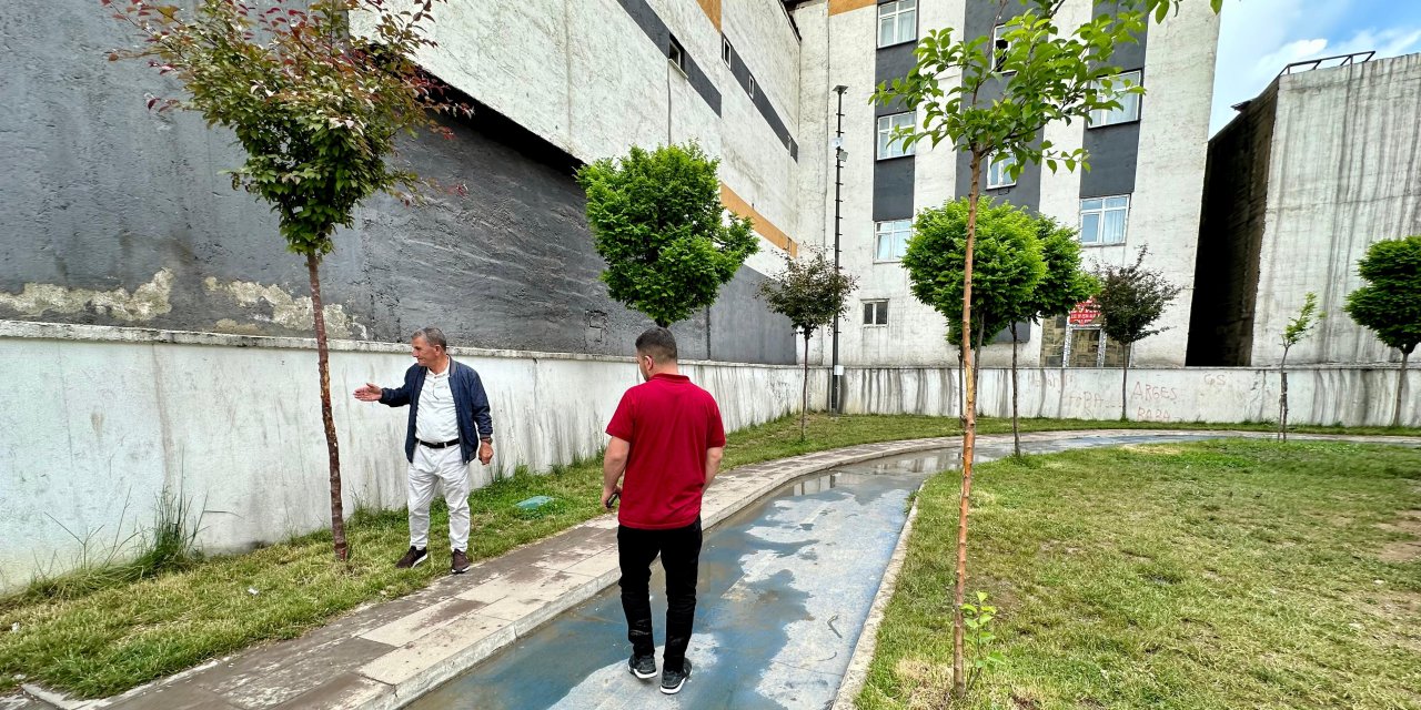 Yüksekova’daki 15 Temmuz Şehitler Parkı’ndaki ağaçlara zarar verildi