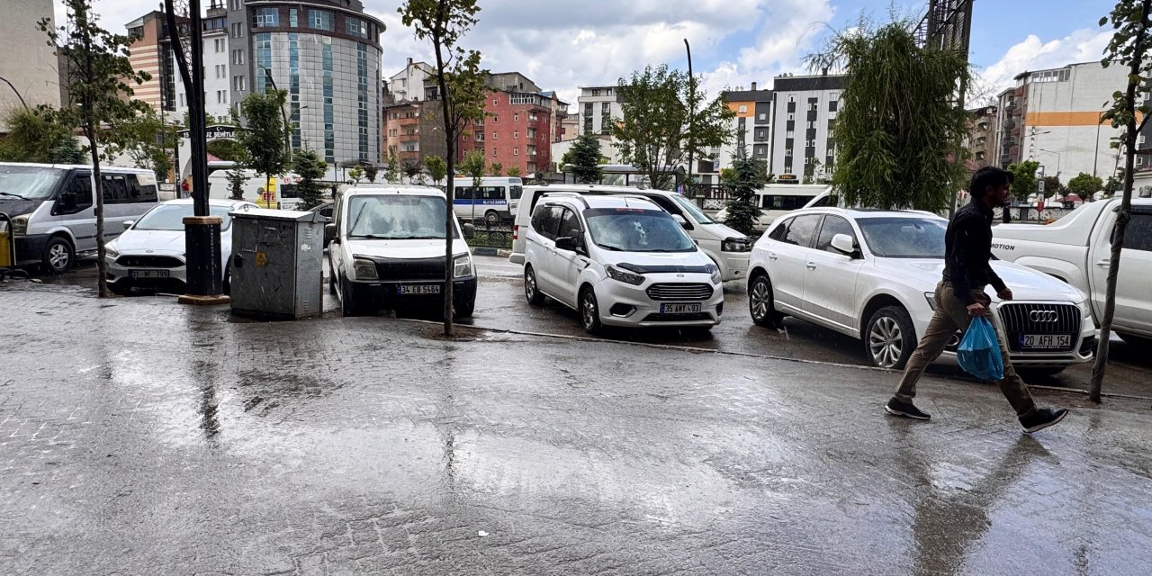 Yüksekova’da aniden bastıran sağanak vatandaşları hazırlıksız yakaladı