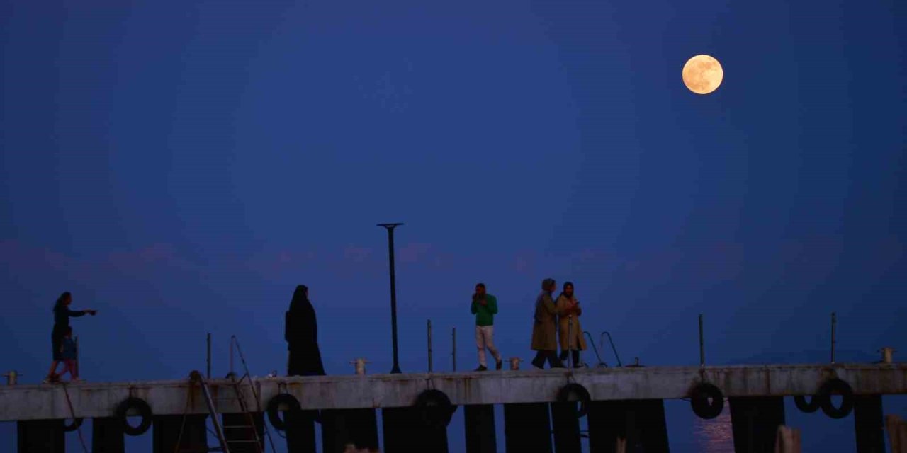 Van Gölü üzerinde dolunay yansıması