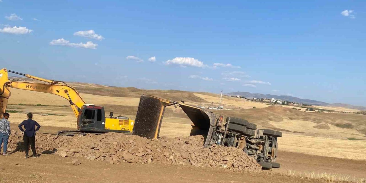 Siirt’te kamyon devrildi: 1 kişi yaralandı