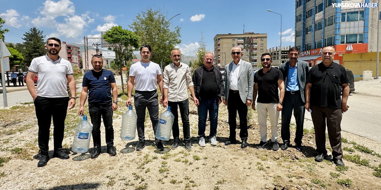 Yüksekova’da ekilen 4 bin ağacın kurumaya yüz tutması esnafın tepkisine neden oldu