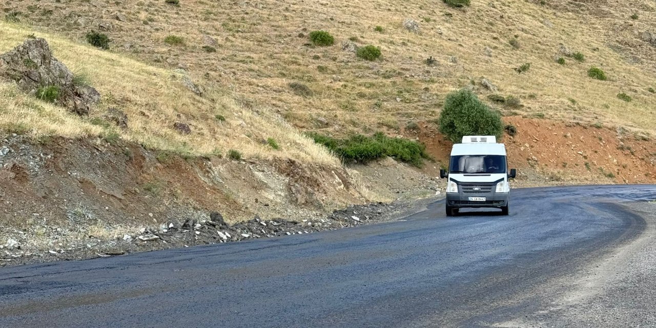 Derecik yolundaki asfalt erimesi sürücüleri zorluyor