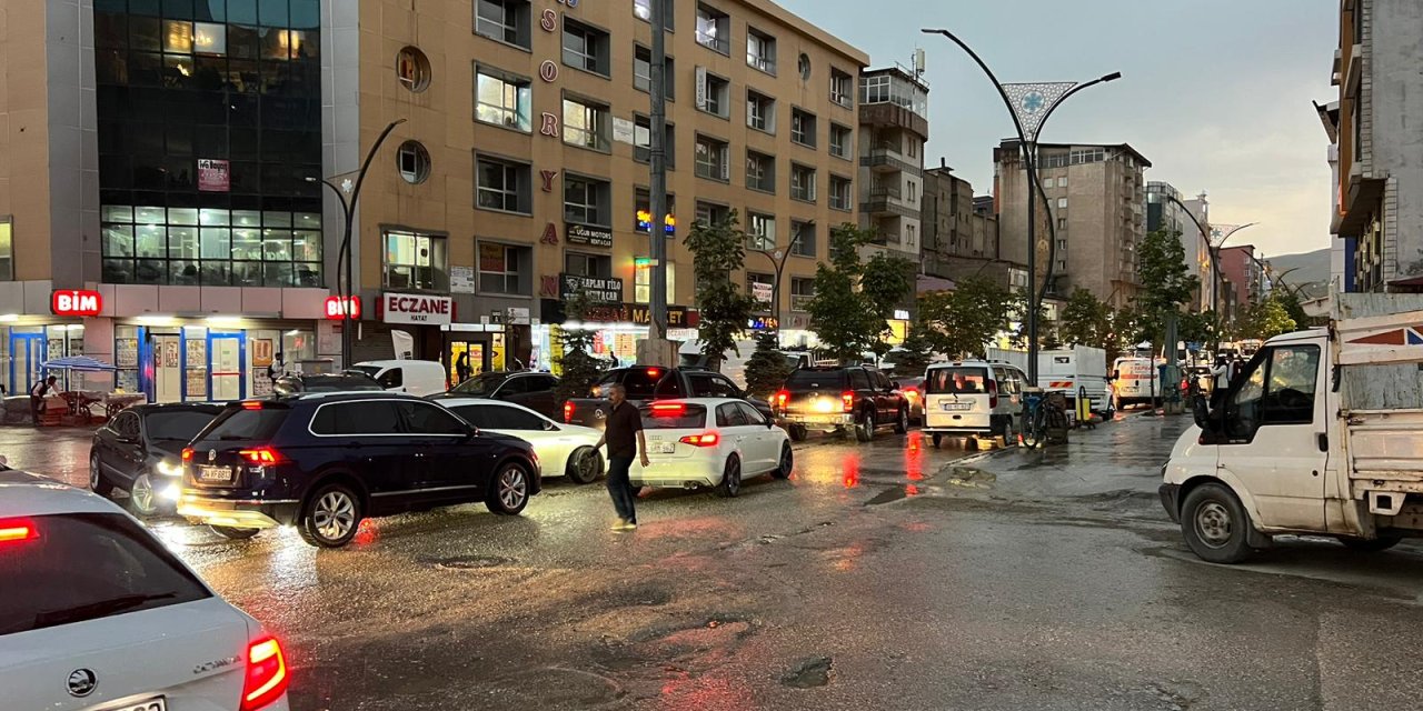 Yüksekova’da sağanak vatandaşları hazırlıksız yakaladı