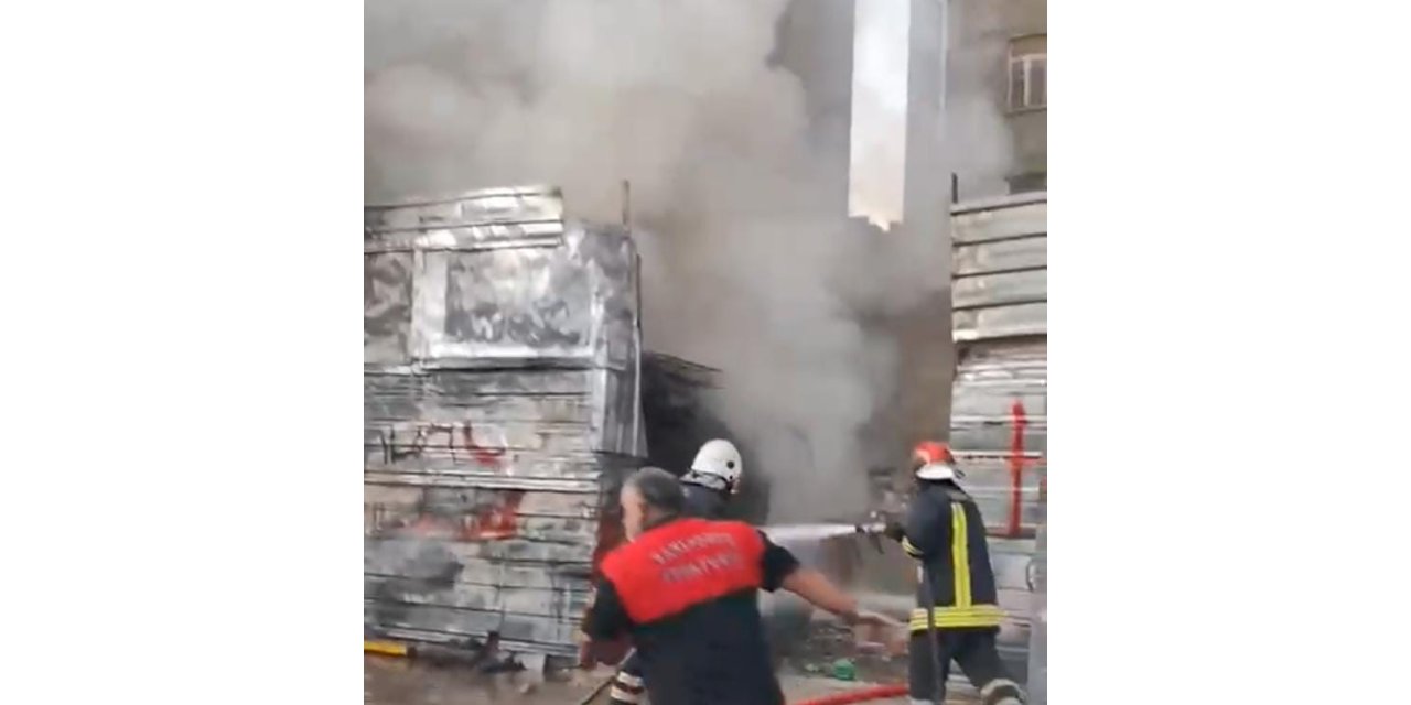 Hurda deposundaki yangın çıktı