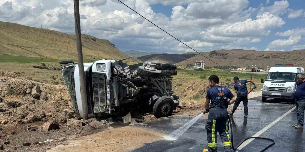 Van'da kum yüklü tır devrildi