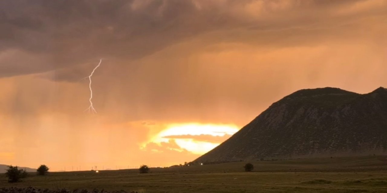 Tatvan’da gökyüzü kızıl oldu
