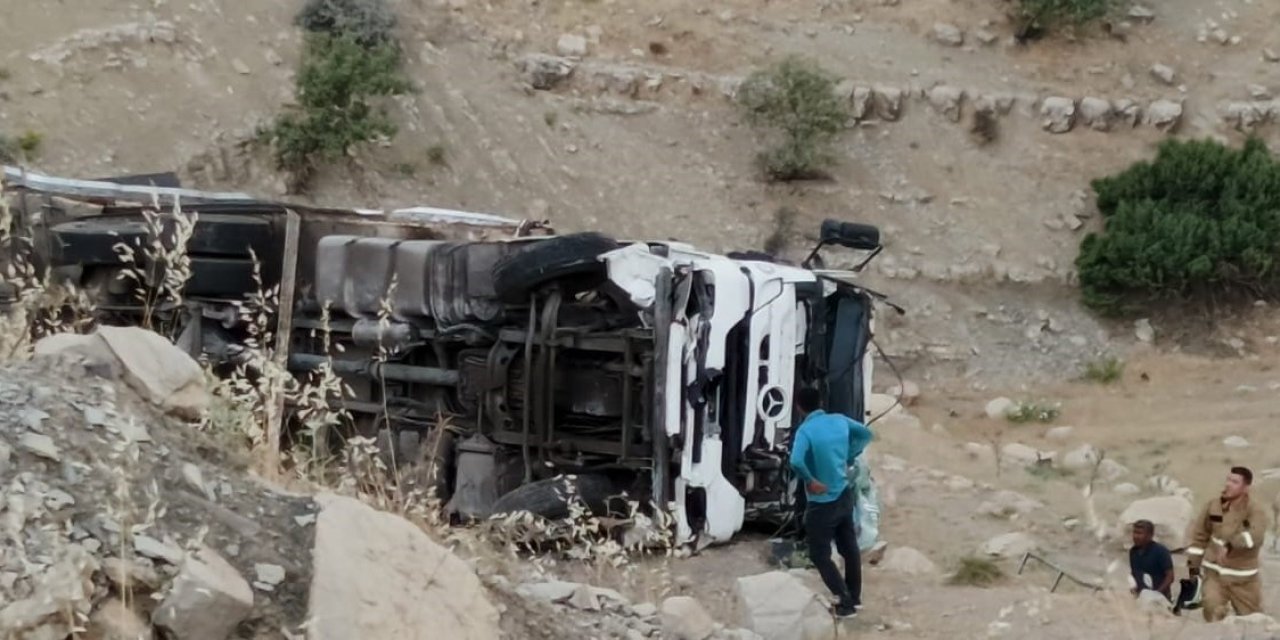 Şarampole devrilen tırın sürücüsü yaralandı