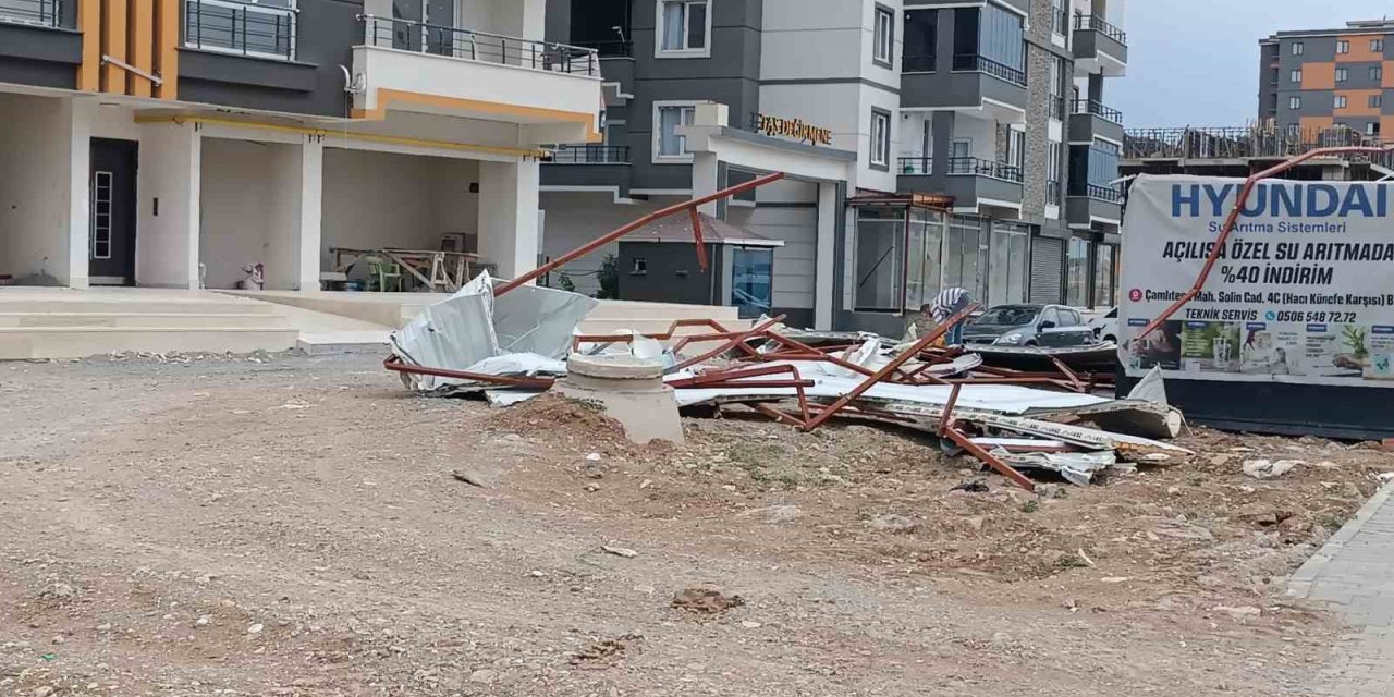 Şiddetli rüzgar çatı panellerini uçurdu