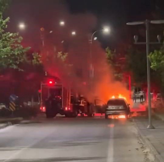 Elazığ’da seyir halindeki arabada yangın çıktı