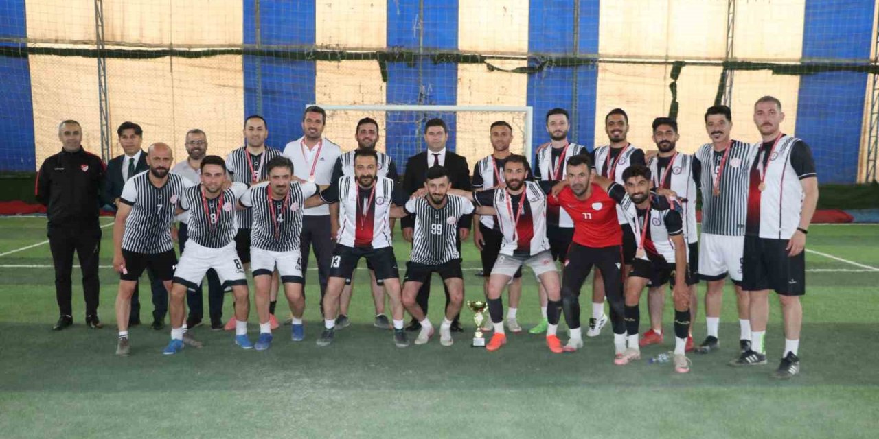 Hakkari’deki öğretmenler arası futbol turnuvası sona erdi