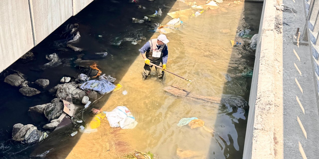 Yüksekova'nın Büyük Çay Deresi’nde temizlik çalışması başlatıldı