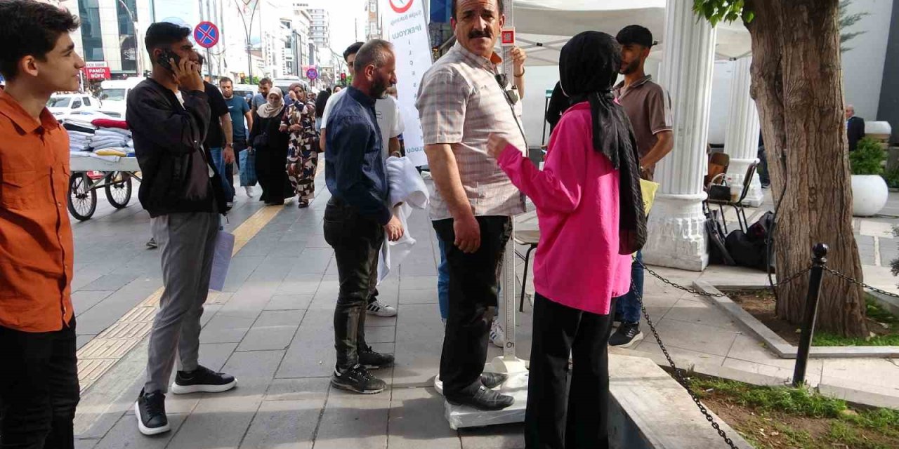 Van'da sigara ve obezite ile mücadele standı