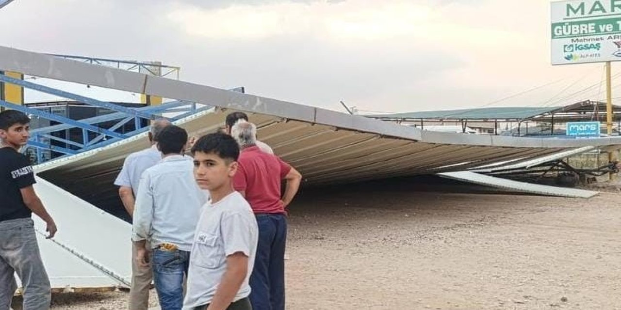 Şiddetli rüzgar Suruç'ta çatıları uçurdu, direkleri devirdi